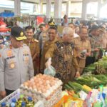 Kapolda Sultra saat memimpin sidak ketersediaan dan stabilisasi harga bahan pokok jelang ramadan. (dok. istimewa)