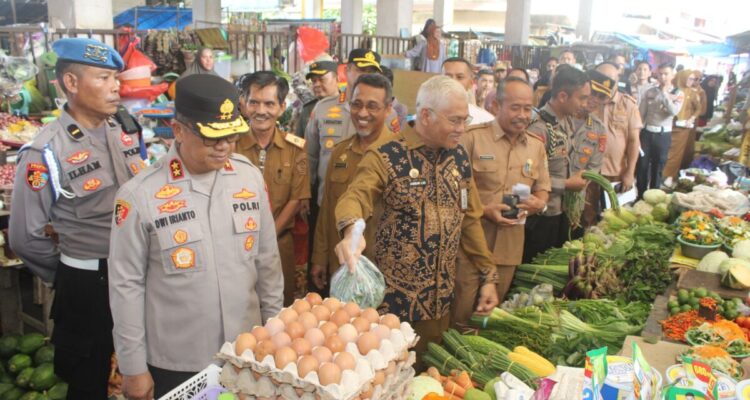 Kapolda Sultra saat memimpin sidak ketersediaan dan stabilisasi harga bahan pokok jelang ramadan. (dok. istimewa)