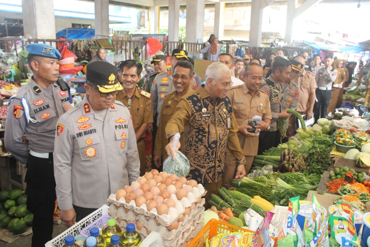 Kapolda Sultra saat memimpin sidak ketersediaan dan stabilisasi harga bahan pokok jelang ramadan. (dok. istimewa)