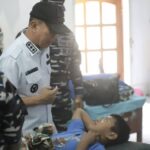 Gubernur Sulawesi Tenggara (Sultra), Andi Sumangerukka saat menemui anak yang mengikuti sunatan massal. (Dok. Pemprov Sultra)