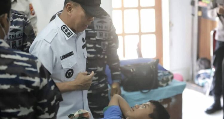 Gubernur Sulawesi Tenggara (Sultra), Andi Sumangerukka saat menemui anak yang mengikuti sunatan massal. (Dok. Pemprov Sultra)