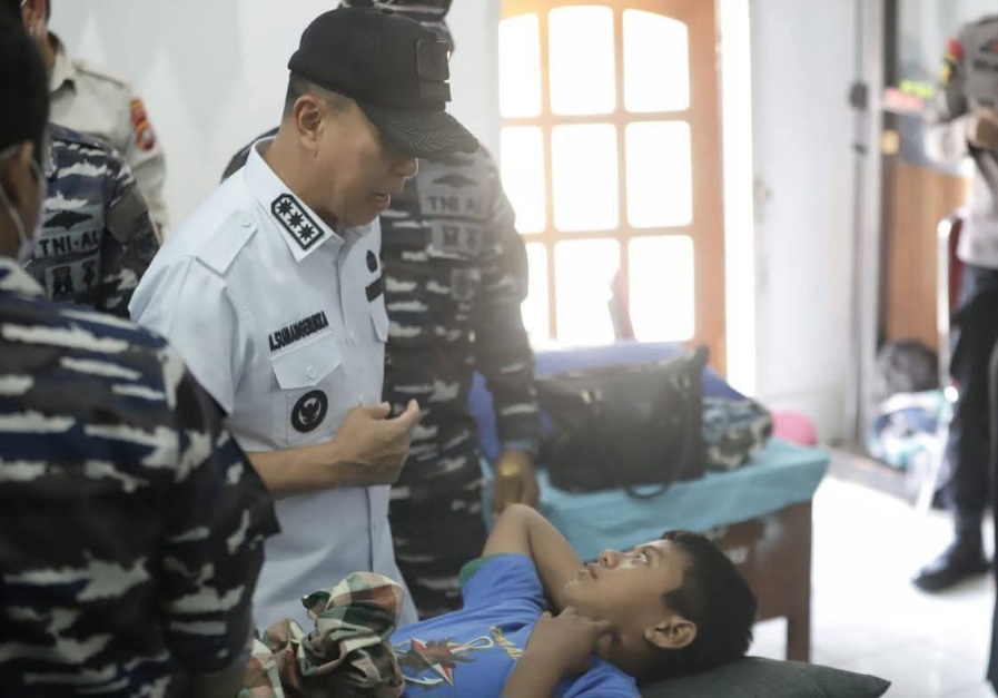 Gubernur Sulawesi Tenggara (Sultra), Andi Sumangerukka saat menemui anak yang mengikuti sunatan massal. (Dok. Pemprov Sultra)