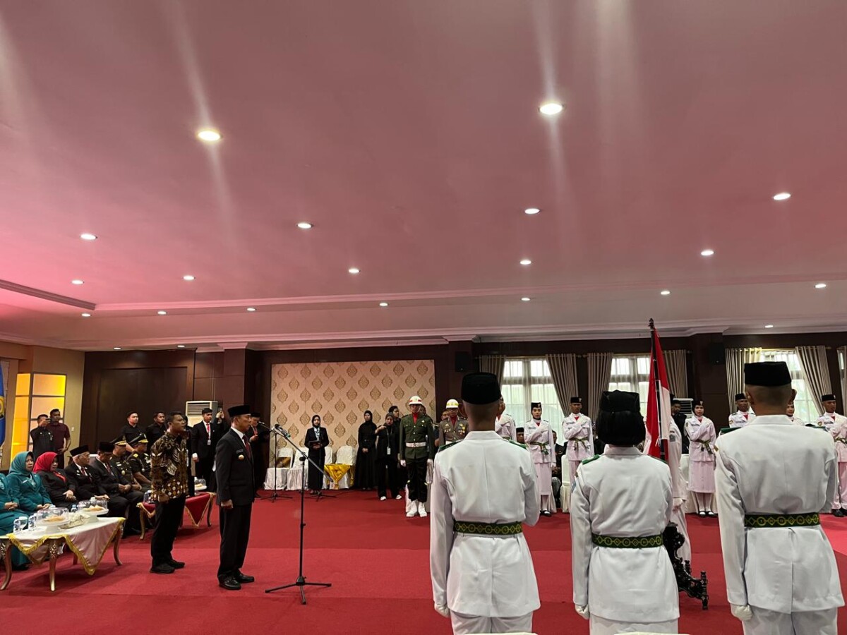 Suasana pengukuhan petugas Paskibraka Tingkat Provinsi oleh Gubernur Sulawesi Tenggara (Sultra), Andi Sumangerukka. (dok. IndeksSultra.com/ Nur Cahaya)